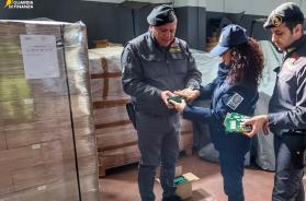 Bari, scoperte 156mile candele con il marchio Made in Italy ma prodotte in Bulgaria: una denuncia Bari, scoperte 156mile candele con il marchio Made in Italy ma prodotte in Bulgaria: una denuncia