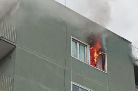 Taranto, scoppia un incendio in casa: le fiamme all'ultimo piano di un palazzo Taranto, scoppia un incendio in casa: le fiamme all'ultimo piano di un palazzo