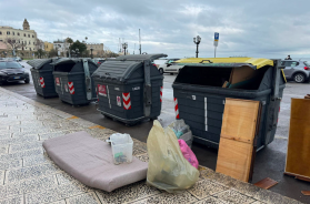 Bari, troppi i rifiuti nelle strade: ora lo dicono anche i turisti