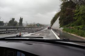 &laquo;Io, bloccato sull'A14 allagata con le gomme esplose: assurdo che non abbiano chiuso l'autostrada&raquo; FOTO/VIDEO