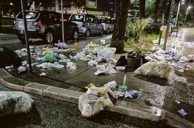 Rifiuti sparsi in giro e palazzo imbrattato, a Barletta, il nuovo &laquo;gioco&raquo; dei vandali