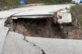 Maltempo, collassa una strada sui Monti Dauni: bus frena a pochi metri dalla voragine