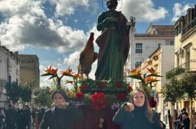 Due donne portatrici di una statua dei Misteri a Valenzano