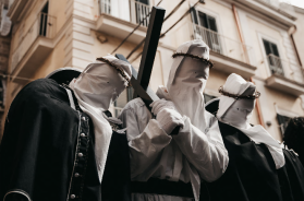 Taranto, una notte di fede e sacrificio: una folla oceanica ai piedi dell&rsquo;Addolorata anche con pioggia e freddo