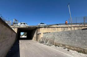 Bari, 63enne ha un malore a bordo e sfonda il guardrail sul ponte: cadono calcinacci giù in strada, lunghe code sulla statale Bari, 63enne ha un malore a bordo e sfonda il guardrail sul ponte: cadono calcinacci giù in strada, lunghe code sulla statale