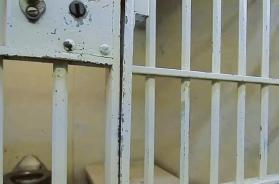 Bitonto, lancia sassi contro i genitori e li minaccia con il bastone: 33enne in carcere dopo anni di violenze