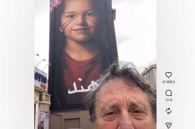 Potenza, Enzo Iacchetti commenta sui social il murale dedicato alla piccola Hind Rajab: il video &egrave; virale