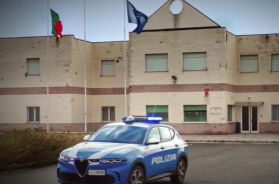 In nove su un mezzo guidato dal conducente senza patente: il fermo sulla S.s. jonica 106 direzione Taranto In nove su un mezzo guidato dal conducente senza patente: il fermo sulla S.s. jonica 106 direzione Taranto