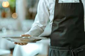 Lecce, cancellava le comande dei clienti e intascava i soldi: indagato maitre di un ristorante