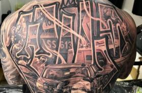 Lecce, un tatuaggio per celebrare gli assalti ai blindati nel festival sponsorizzato dalla Regione