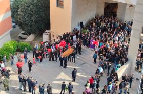 Bisceglie, l&rsquo;ultimo abbraccio a Patrizia Lamanuzzi: lacrime e palloncini ai funerali della 54enne uccisa dal marito