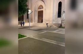 Bari, urina davanti all'ingresso della chiesa del Redentore. Il video scatena l'indignazione social: &laquo;Il Libert&agrave; abbandonato&raquo;