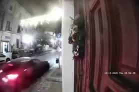 Oria, fanno esplodere il bancomat e urlano «Buone feste» prima di fuggire: il video del colpo diventa virale Oria, fanno esplodere il bancomat e urlano «Buone feste» prima di fuggire: il video del colpo diventa virale