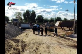 Roghi di rifiuti in una cava a Carbonara: sequestrata area di 30mila mq, la titolare incastrata dal drone Roghi di rifiuti in una cava a Carbonara: sequestrata area di 30mila mq, la titolare incastrata dal drone