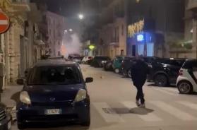 Bari, Madonnella trasformata in un'arena per fuochi d&rsquo;artificio: via Signorile bloccata e nessuno controlla VIDEO