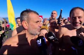 Bari, a mezzogiorno tuffo per tutti a Pane e Pomodoro nonostante l'acqua gelida 