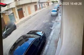 «Suo marito è nei guai, servono soldi per aiutarlo»: truffa del finto maresciallo a Carovigno, due arresti VIDEO