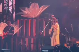 Quando la voce diventa «Luce»: trionfo per Elisa a Bari in un PalaFlorio sold out Quando la voce diventa «Luce»: trionfo per Elisa a Bari in un PalaFlorio sold out