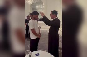 «Serve un prete che parli spagnolo»: il lucano don Luigi benedice Alcaraz prima della vittoria su Sinner VIDEO
