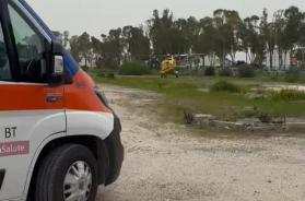 Margherita di Savoia, operaio travolto da cassoni per il vento: trasferito in elisoccorso a Foggia VIDEO Margherita di Savoia, operaio travolto da cassoni per il vento: trasferito in elisoccorso a Foggia VIDEO