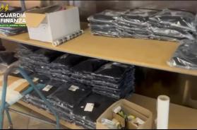 Barletta, chiuse fabbriche di contraffazione abbigliamento: 100mila capi sequestrati, 8 denunce