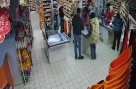 &laquo;Buonasera a tutti, dateci i soldi&raquo;: a Cerignola rapinano un supermercato armati di cacciavite, il video &egrave; virale 