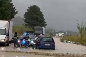In Calabria due poliziotti pugliesi salvano un uomo in balia del maltempo