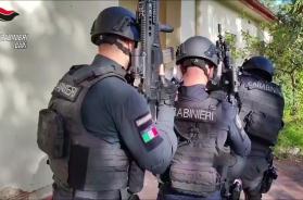 Bari, maxi blitz dei carabinieri allo Showville: ma &egrave; un'esercitazione. Lo spettacolare finto inseguimento VIDEO