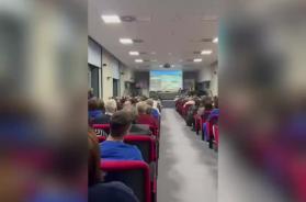 «Buffoni, via»: tensioni a Casa Sollievo, urla e fischi dei lavoratori durante gli auguri con i vertici VIDEO «Buffoni, via»: tensioni a Casa Sollievo, urla e fischi dei lavoratori durante gli auguri con i vertici VIDEO