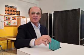 Lobuono al voto nel seggio a Carbonara, saluti e sorrisi ma nessuna dichiarazione all'uscita VIDEO