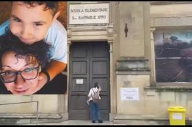 Calimera è sotto shock: il silenzio nel paese dopo la tragedia di Elia e Najoua. Il nonno del piccolo depone rose bianche davanti la casa VIDEO Calimera è sotto shock: il silenzio nel paese dopo la tragedia di Elia e Najoua. Il nonno del piccolo depone rose bianche davanti la casa VIDEO