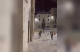 Bitonto, atti vandalici in piazza Cattedrale: minorenni lanciano un casco contro la facciata della chiesa VIDEO