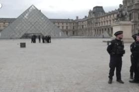 Rapina al Louvre, rubati i gioielli di Napoleone: «Bottino inestimabile» violata la Galleria d'Apollo