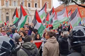 Bari, in migliaia fra cori e bandiere in piazza per Gaza