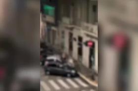 Bari, sesso al freddo e al gelo della sera sul cofano di un'auto in sosta: video virale sui social VIDEO 