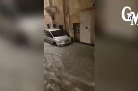 Maltempo, continua l'allerta gialla in Puglia: fiumi d'acqua a Bari, ad Altamura fulmine colpisce palazzina VIDEO Maltempo, continua l'allerta gialla in Puglia: fiumi d'acqua a Bari, ad Altamura fulmine colpisce palazzina VIDEO