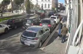 Rubano una Mercedes di lusso in pieno giorno a San Severo: proprietario rincorre i ladri urlando &laquo;Fermateli&raquo; VIDEO