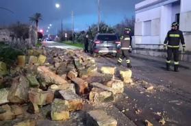 Maltempo in Salento, tra Specchia a Presicce crolla un muro dopo la tromba d'aria: nessun ferito VIDEO Maltempo in Salento, tra Specchia a Presicce crolla un muro dopo la tromba d'aria: nessun ferito VIDEO