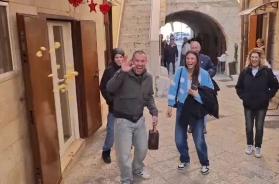 Dopo 16 anni Cassano torna a Bari Vecchia: selfie, abbracci e &laquo;orecchiette in faccia&raquo; dalle pastaie dell'Arco Basso VIDEO