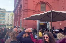 Bari, altro che ordinanza! Musica dal vivo sul marciapiede e coppie che ballano