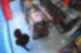 Bari, il «ladro seriale» nel negozio asiatico colpisce ancora: colto sul fatto si dà alla fuga VIDEO