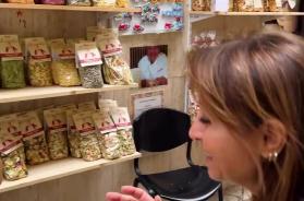 Benedetta Parodi a spasso per Bari Vecchia: il panzerotto addentato in orizzontale diventa lo spot Benedetta Parodi a spasso per Bari Vecchia: il panzerotto addentato in orizzontale diventa lo spot