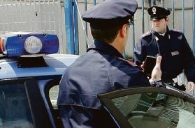 Bari, cerca di pugnalare i passanti in Via Sangiorgi: le Volanti fermano un extracomunitario