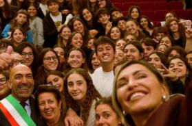 Il Liceo Socrate a Bari spegne 50 candeline: la festa con gli ex studenti, ci sono anche Leccese e Serena Brancale