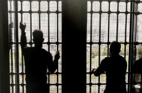 Telefonini e sim in cella a Bari: In 18 vanno a processo Telefonini e sim in cella a Bari: In 18 vanno a processo