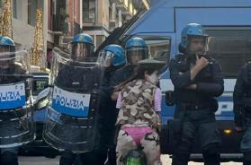 Poliziotti feriti da un fumogeno a Bari: attivista proPal rischia 30 mesi