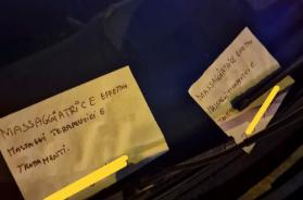 I massaggi alla vigilia di Natale: affari d'oro per l'escort. Ecco i bigliettini sulle auto dei baresi