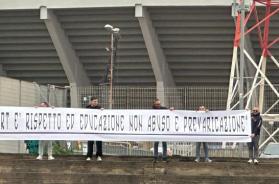 Lecce, la denuncia: «Calciatore di 15 anni aggredito dall’arbitro con una testata» Lecce, la denuncia: «Calciatore di 15 anni aggredito dall’arbitro con una testata»