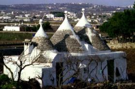 Puglia, fondi sospesi destinati alle imprese: c&rsquo;&egrave; chi con quei soldi ha comprato trulli e ville