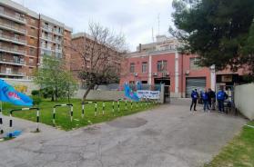 Vigili del fuoco a Bari denunciano: &laquo;La nostra caserma non &egrave; pi&ugrave; sicura&raquo;